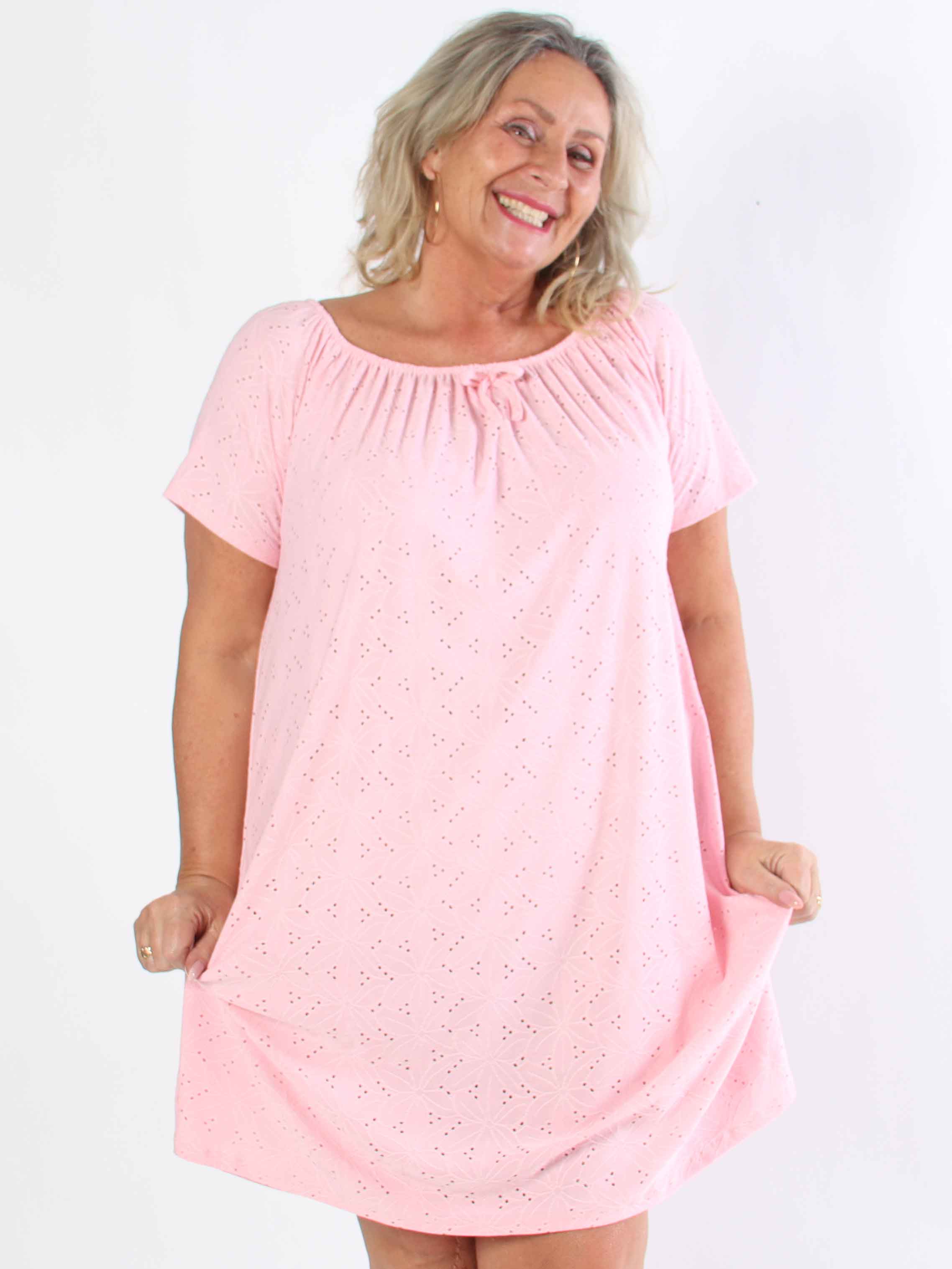 Aliz - Sød blød plus size kjole med broderie anglaise